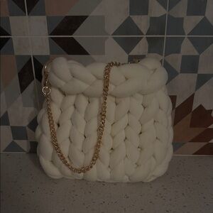 Elegant White Knit Shoulder Bag with Gold Chain
